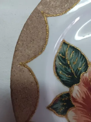 Prato decorativo com flor pintada