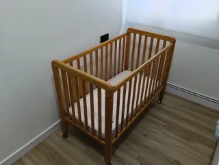 Cuna de madera con colchón