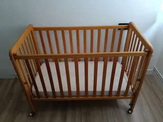 Cuna de madera con colchón