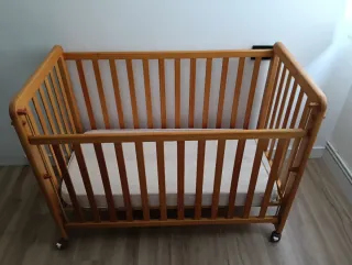 Cuna de madera con colchón