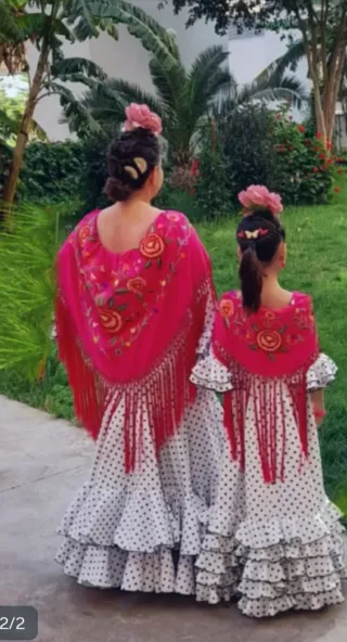 Mantoncillo bordado para niña