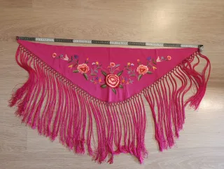 Mantoncillo bordado para niña