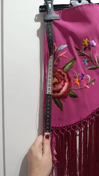 Mantoncillo bordado para niña