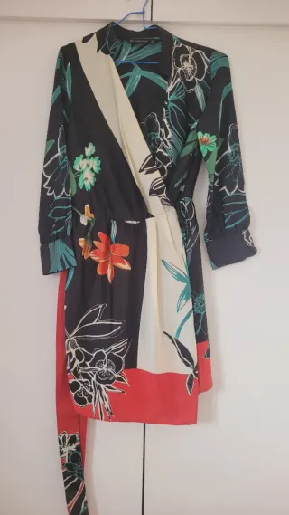 Vestido estampado floral negro y rojo