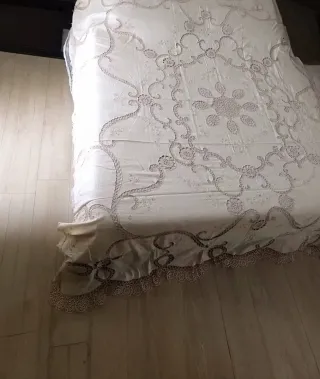 Elegante copriletto ricamato a mano