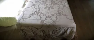 Elegante copriletto ricamato a mano