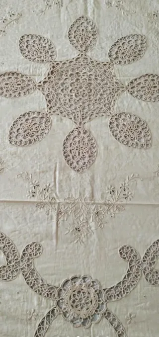 Elegante copriletto ricamato a mano