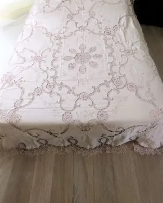 Elegante copriletto ricamato a mano