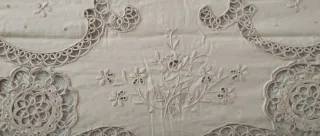 Elegante copriletto ricamato a mano