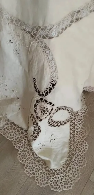 Elegante copriletto ricamato a mano