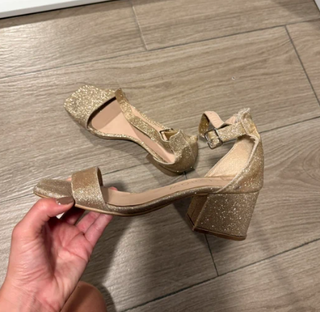 Sandalias doradas brillantes tacón