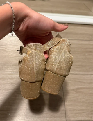 Sandalias doradas brillantes tacón