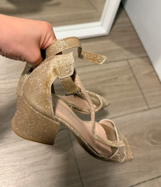 Sandalias doradas brillantes tacón