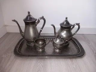 Piatto d'argento con caraffe e tazze