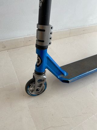 Patinete scooter azul y negro