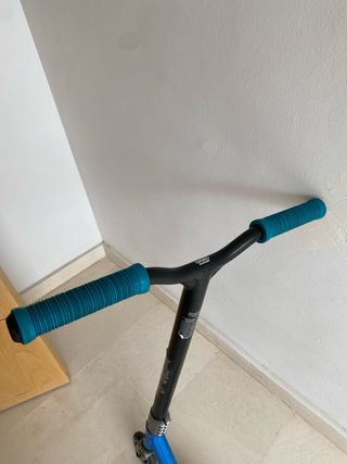 Patinete scooter azul y negro
