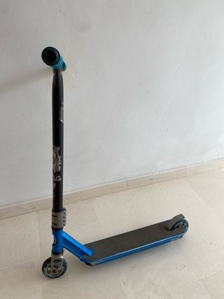 Patinete scooter azul y negro