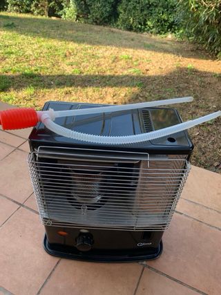 Estufa de Parafina Qlima Negra y Plateada