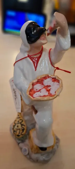Porcellane Capodimonte Pulcinella con pizza