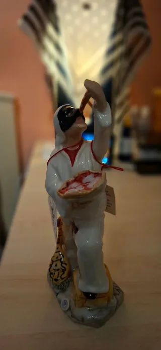 Porcellane Capodimonte Pulcinella con pizza