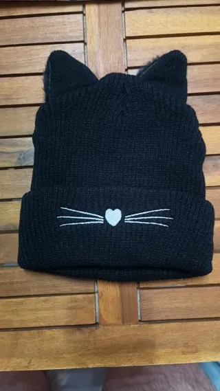 Berretto nero con orecchie da gatto