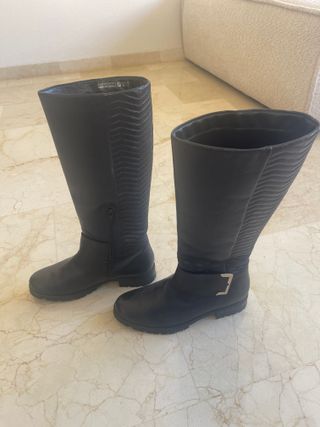 Botas altas de piel negras