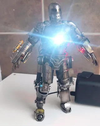 Hot Toys Iron Man Mark I 1/6 DIECAST