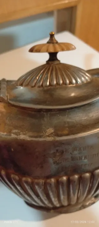 Tetera antigua plateada