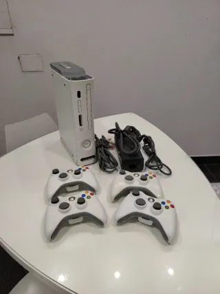 Consola Xbox 360 Blanca + 4 Mandos +4 juegos