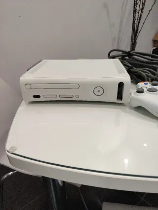 Consola Xbox 360 Blanca + 4 Mandos +4 juegos