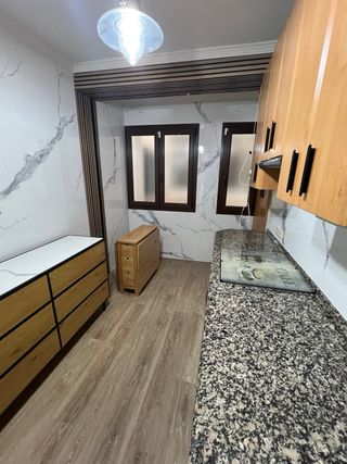 Instalación de puertas, tarimas, paneles y cocina