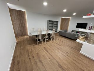 Instalación de puertas, tarimas, paneles y cocina