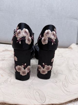 Zapatos de tacón Uterqüe seda bordada T40