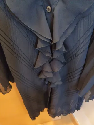 Blusa negra transparente con volantes