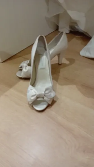 Vestido Novia, Faldón y Zapatos.