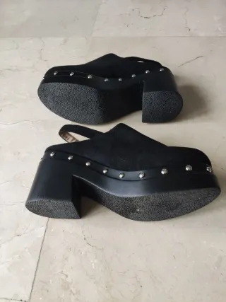 Zuecos negros con tachuelas
