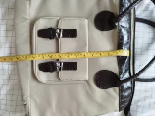 Bolso de hombro beige y marrón