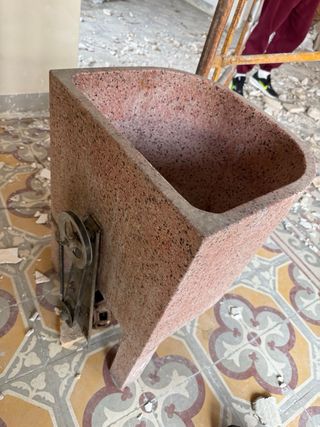 Pila de piedra rústica