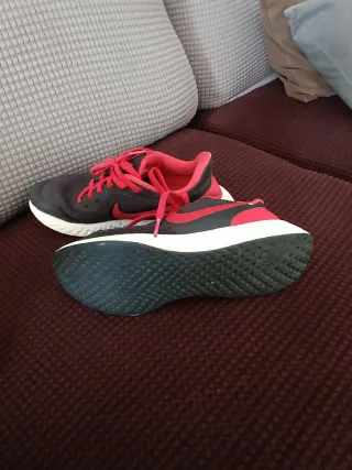 Zapatillas Nike Negras y Rojas 36.5