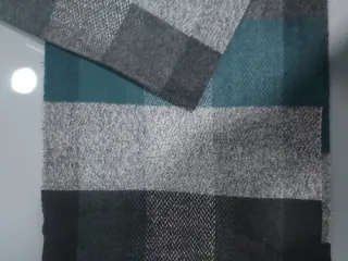 Bufanda caballero, cuadros gris y verde azulado.