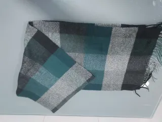 Bufanda caballero, cuadros gris y verde azulado.