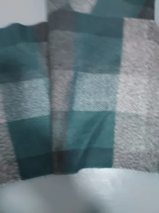 Bufanda caballero, cuadros gris y verde azulado.