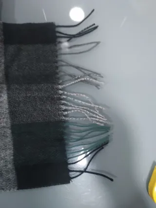 Bufanda caballero, cuadros gris y verde azulado.