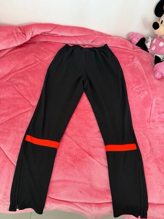 Pantalones Nike Negro y Rojo Y sudadera blanca