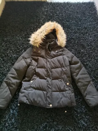 Abrigo negro de plumas con capucha