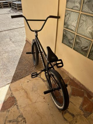 Bicicleta BMX Wethepeople talla 20.75 Model Crysis