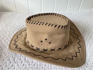 Gorro cowboy beige con costuras, nuevo
