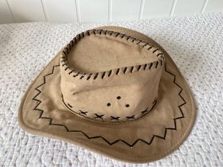 Gorro cowboy beige con costuras, nuevo