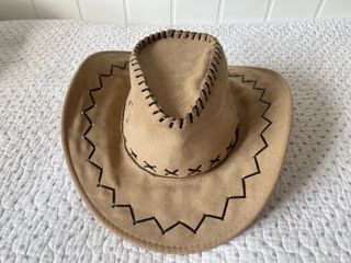Gorro cowboy beige con costuras, nuevo