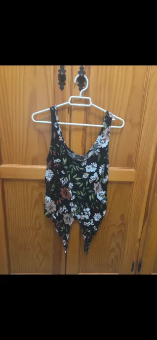 Camiseta tirantes flores negra multicolor